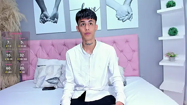 Snapshot of Thiago_twink chatting on 09.22.25 Thiago twink online show from 09.22.25