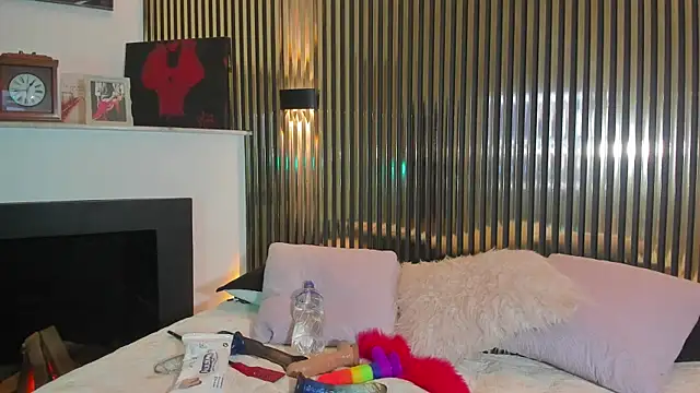 Snapshot of SyraPalmer chatting on 11.08.25 SyraPalmer online show from 11.08.25