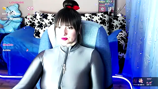 Snapshot of MilaRay chatting on 12.13.24 MilaRay online show from 12.13.24