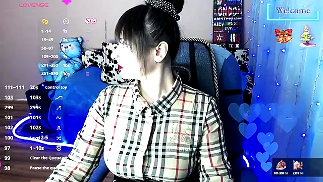 Snapshot of MilaRay chatting on 01.06.25 MilaRay online show from 01.06.25