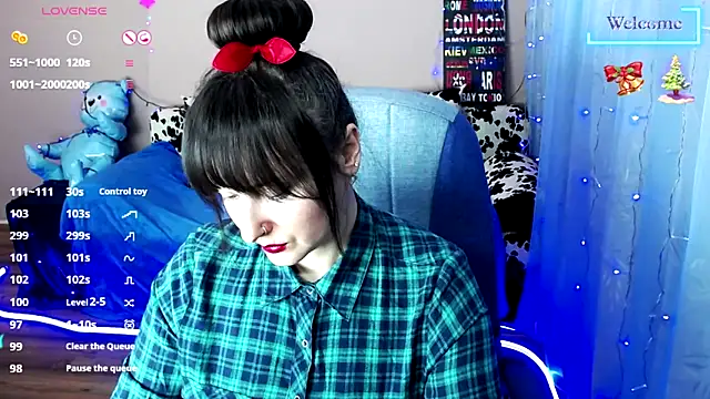 Snapshot of MilaRay chatting on 02.04.25 MilaRay online show from 02.04.25