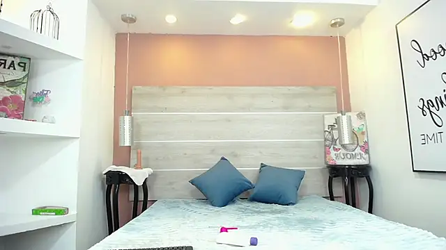 AlexandraCambell online show from 11.04.25