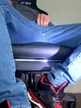 Snapshot of Bosssweet22cm chatting on 11.25.25 Bosssweet22cm online show from 11.25.25