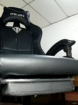 Snapshot of Bosssweet22cm chatting on 12.16.25 Bosssweet22cm online show from 12.16.25