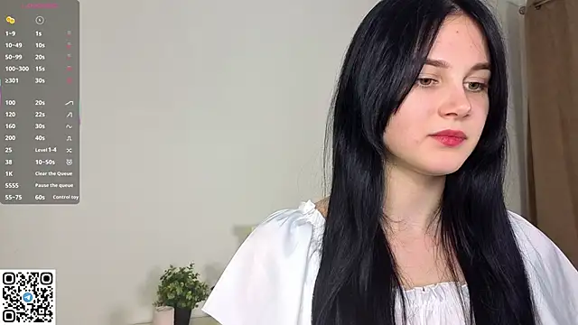 Snapshot of EnricaElis chatting on 10.13.25 EnricaElis online show from 10.13.25