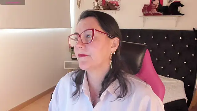 Snapshot of D_Martii chatting on 10.06.25 D Martii online show from 10.06.25
