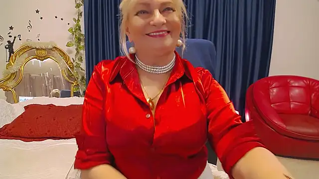 Snapshot of HypnotikCate chatting on 03.01.25 HypnotikCate online show from 03.01.25