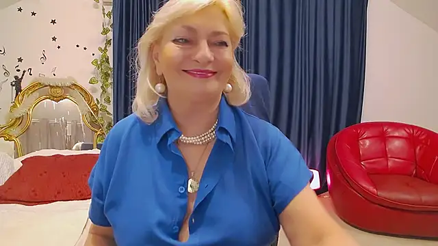 Snapshot of HypnotikCate chatting on 03.08.25 HypnotikCate online show from 03.08.25