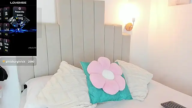 Snapshot of DafneVega chatting on 09.25.25 DafneVega online show from 09.25.25