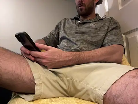 Snapshot of straightguy2233 chatting on 10.05.25 straightguy2233 online show from 10.05.25