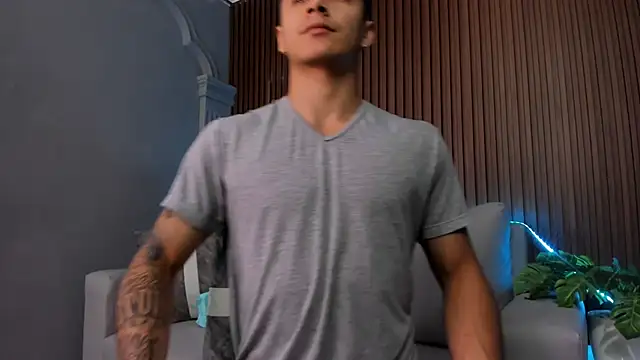 Snapshot of Leo_santoro chatting on 09.09.25 Leo santoro online show from 09.09.25