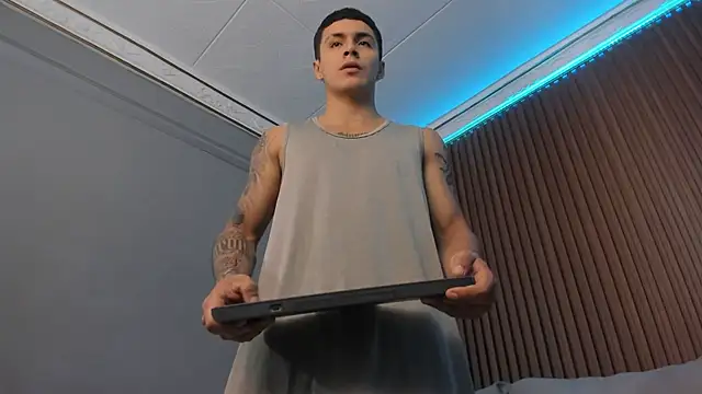 Snapshot of Leo_santoro chatting on 09.16.25 Leo santoro online show from 09.16.25