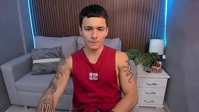 Snapshot of Leo_santoro chatting on 09.18.25 Leo santoro online show from 09.18.25