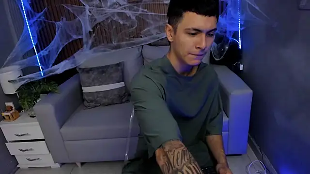 Snapshot of Leo_santoro chatting on 10.09.25 Leo santoro online show from 10.09.25