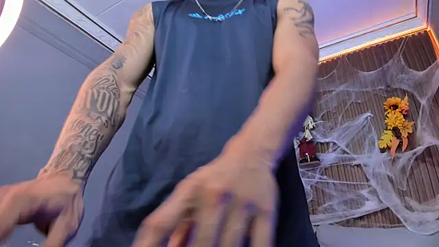 Snapshot of Leo_santoro chatting on 10.10.25 Leo santoro online show from 10.10.25