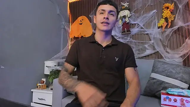 Snapshot of Leo_santoro chatting on 10.11.25 Leo santoro online show from 10.11.25