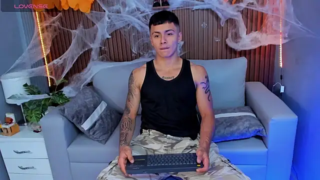 Snapshot of Leo_santoro chatting on 10.18.25 Leo santoro online show from 10.18.25