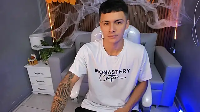 Snapshot of Leo_santoro chatting on 10.20.25 Leo santoro online show from 10.20.25