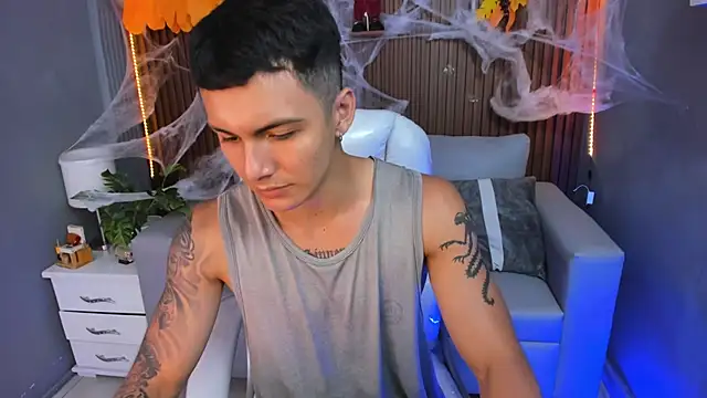 Snapshot of Leo_santoro chatting on 10.22.25 Leo santoro online show from 10.22.25