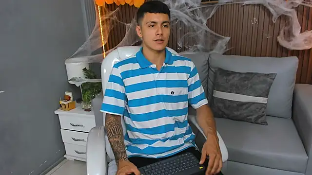 Snapshot of Leo_santoro chatting on 10.23.25 Leo santoro online show from 10.23.25