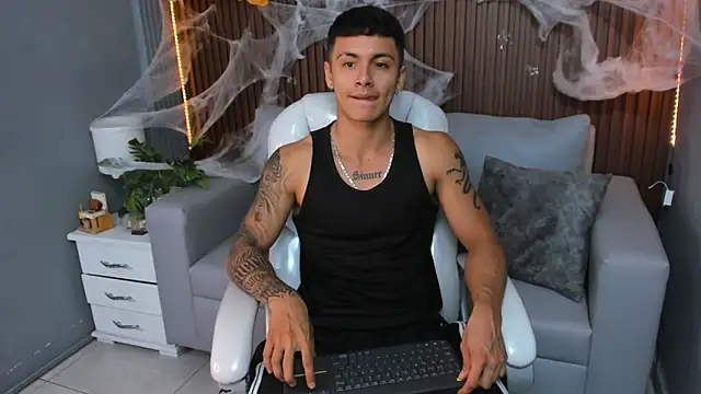 Snapshot of Leo_santoro chatting on 10.24.25 Leo santoro online show from 10.24.25