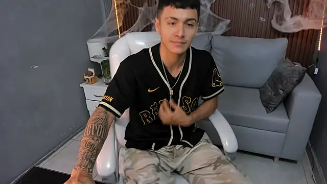 Snapshot of Leo_santoro chatting on 10.25.25 Leo santoro online show from 10.25.25