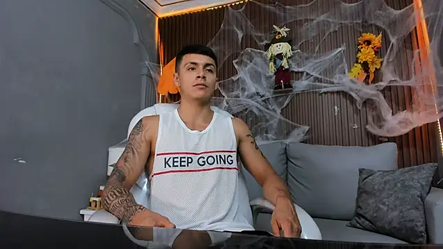 Snapshot of Leo_santoro chatting on 10.26.25 Leo santoro online show from 10.26.25