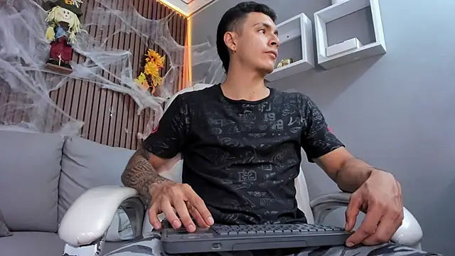 Snapshot of Leo_santoro chatting on 10.28.25 Leo santoro online show from 10.28.25