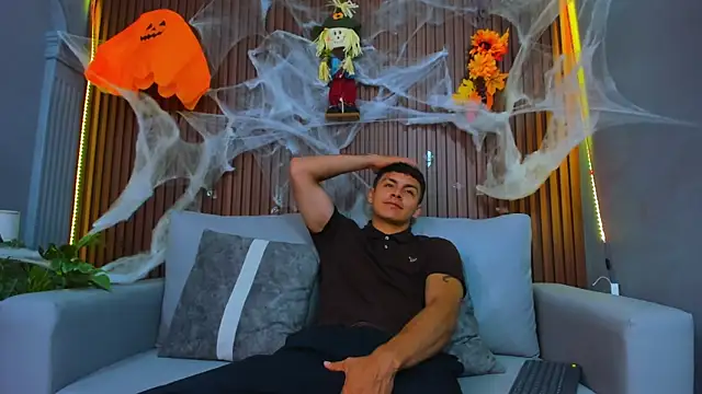 Snapshot of Leo_santoro chatting on 10.30.25 Leo santoro online show from 10.30.25