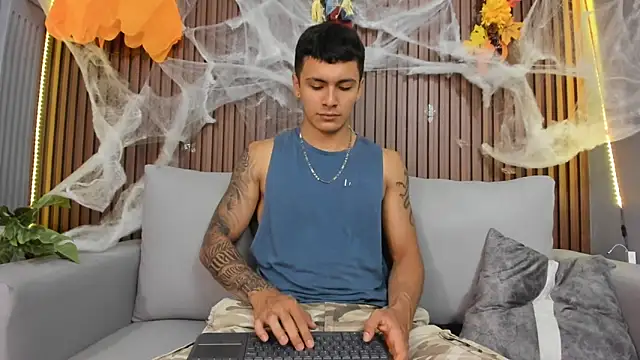 Snapshot of Leo_santoro chatting on 10.31.25 Leo santoro online show from 10.31.25