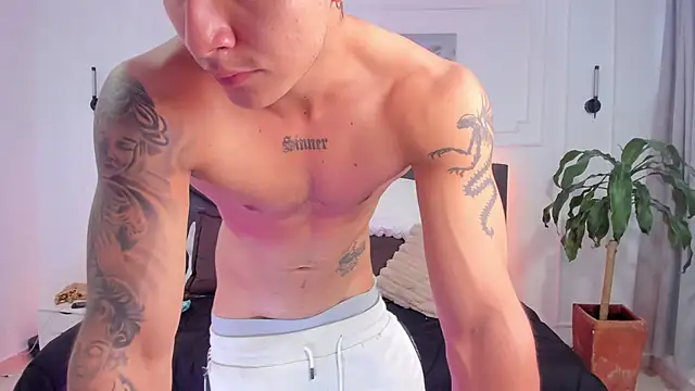 Snapshot of Leo_santoro chatting on 11.03.25 Leo santoro online show from 11.03.25