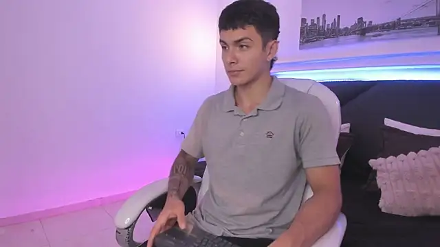 Snapshot of Leo_santoro chatting on 11.04.25 Leo santoro online show from 11.04.25