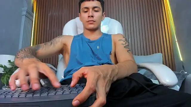 Snapshot of Leo_santoro chatting on 11.05.25 Leo santoro online show from 11.05.25