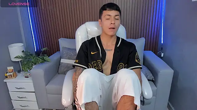 Snapshot of Leo_santoro chatting on 11.06.25 Leo santoro online show from 11.06.25