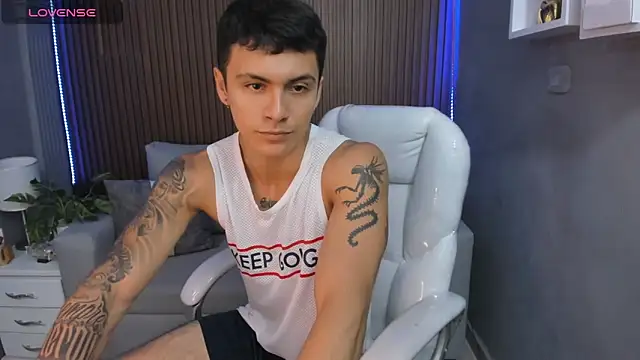 Snapshot of Leo_santoro chatting on 11.08.25 Leo santoro online show from 11.08.25