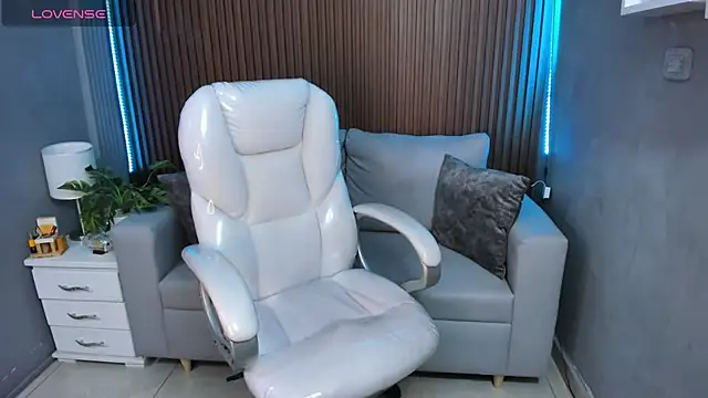 Snapshot of Leo_santoro chatting on 11.10.25 Leo santoro online show from 11.10.25