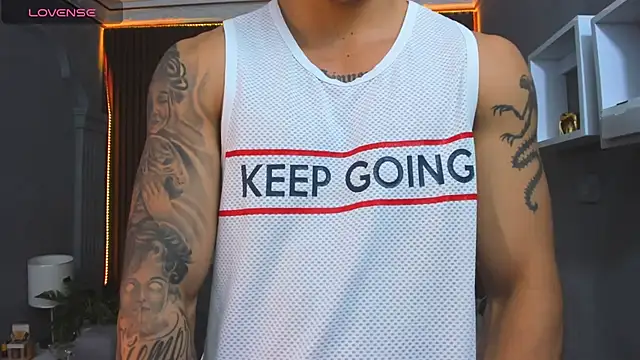 Snapshot of Leo_santoro chatting on 11.11.25 Leo santoro online show from 11.11.25