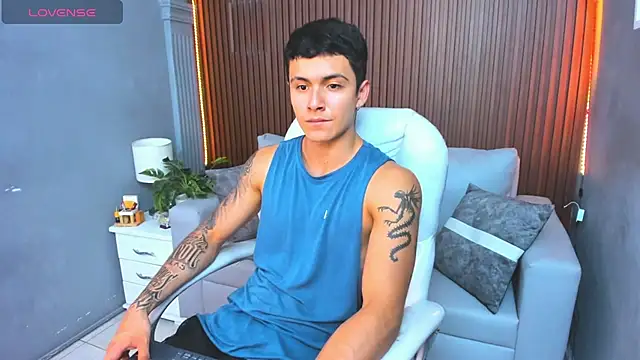 Snapshot of Leo_santoro chatting on 11.12.25 Leo santoro online show from 11.12.25