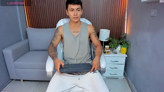 Snapshot of Leo_santoro chatting on 11.14.25 Leo santoro online show from 11.14.25