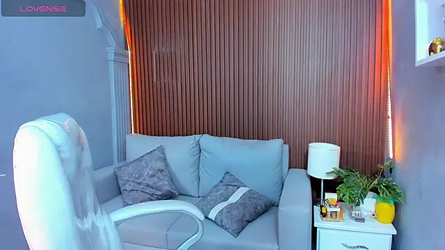 Snapshot of Leo_santoro chatting on 11.17.25 Leo santoro online show from 11.17.25