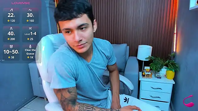 Snapshot of Leo_santoro chatting on 11.18.25 Leo santoro online show from 11.18.25