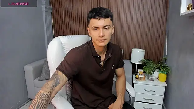 Snapshot of Leo_santoro chatting on 11.20.25 Leo santoro online show from 11.20.25