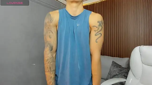 Snapshot of Leo_santoro chatting on 11.21.25 Leo santoro online show from 11.21.25