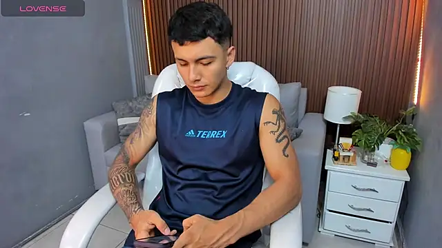 Snapshot of Leo_santoro chatting on 11.22.25 Leo santoro online show from 11.22.25