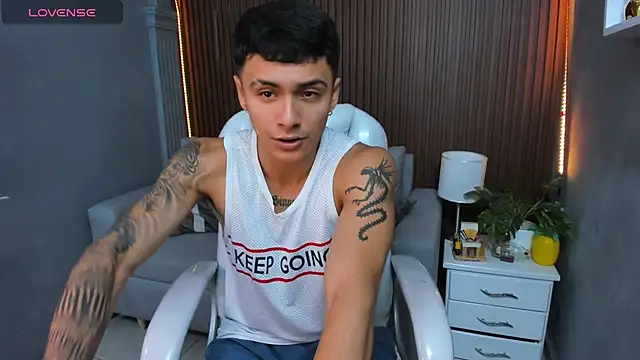 Snapshot of Leo_santoro chatting on 11.24.25 Leo santoro online show from 11.24.25