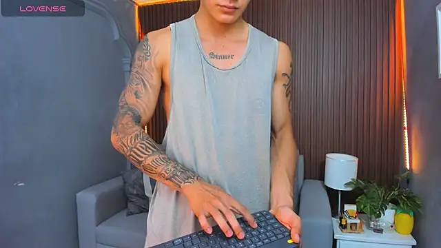 Snapshot of Leo_santoro chatting on 11.25.25 Leo santoro online show from 11.25.25