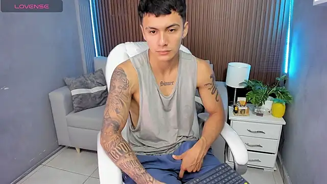 Snapshot of Leo_santoro chatting on 11.27.25 Leo santoro online show from 11.27.25