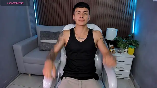 Snapshot of Leo_santoro chatting on 11.28.25 Leo santoro online show from 11.28.25