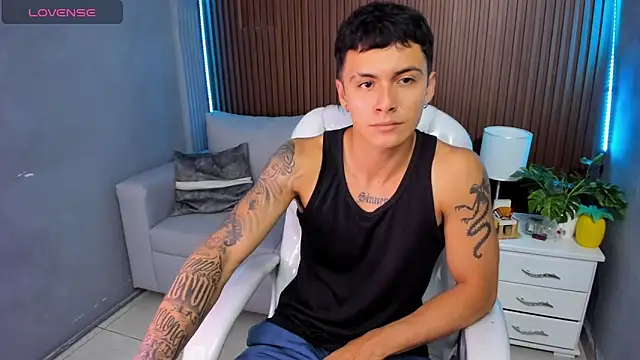 Snapshot of Leo_santoro chatting on 11.29.25 Leo santoro online show from 11.29.25