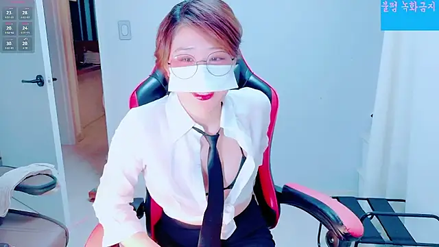 Snapshot of hyeony_s96 chatting on 10.01.25 hyeony s96 online show from 10.01.25